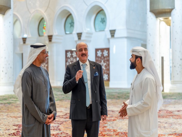 Tunisia's FM visits Sheikh Zayed Grand Mosque in Abu Dhabi (Photo/WAM)