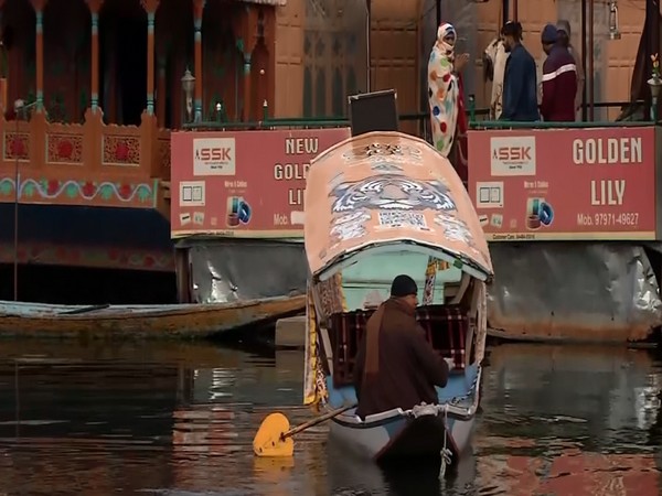 Tourist cover themselves in Srinagar (Photo/ANI)