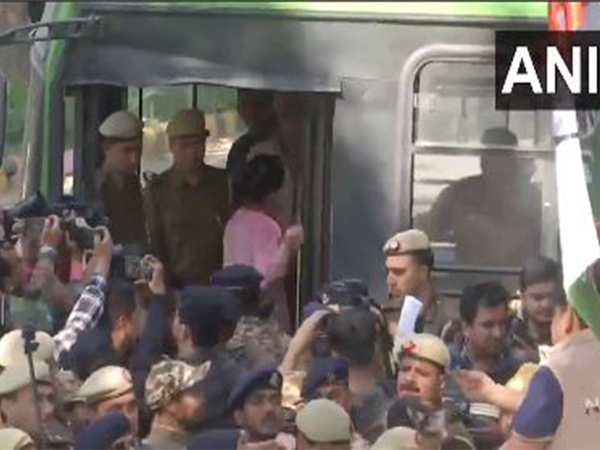 Delhi police detain members of Indian Youth Congress (Photo/ANI)