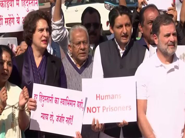 Rahul gandhi & Priyanka Vadra Gandhi protesting outside parliament (Photo/ANI)