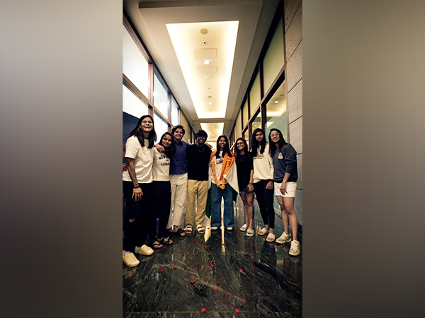 Niki Prasad with her Delhi Capitals teammates. (Picture: Delhi Capitals)