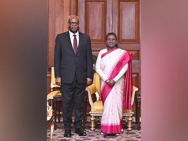  President Droupadi Murmu meets with the President of 79th session of the United Nations General Assembly Philemon Yang (Photo/X@rashtrapatibhvn)