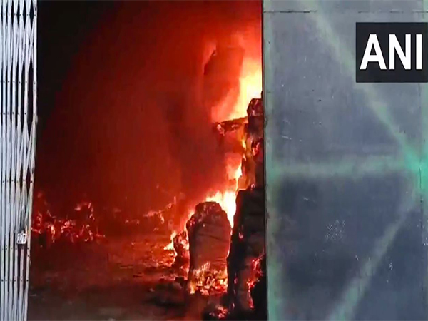 Massive fire breaks out at jute factory in Howrah (Photo/ANI)
