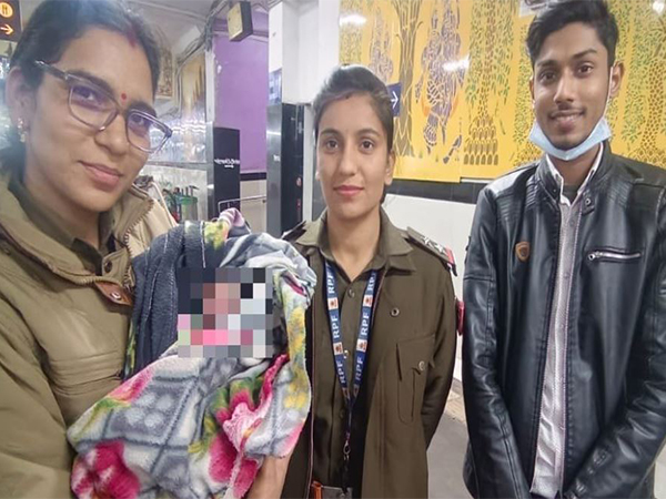 RPF officials with newborn baby girl (Photo: RPF, Anand Vihar Railway Station)