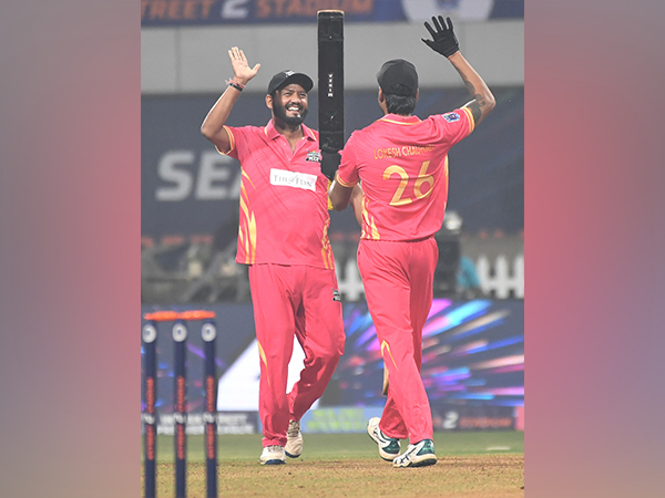 Srinagar Ke Veer's players celebrating wicket. (Picture: ISPL)