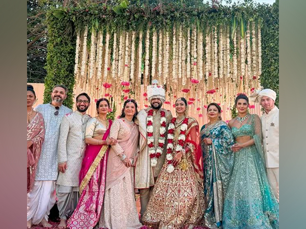 Actor Priyanka Chopra and her family (Image source: Instagram @priyankachopra)