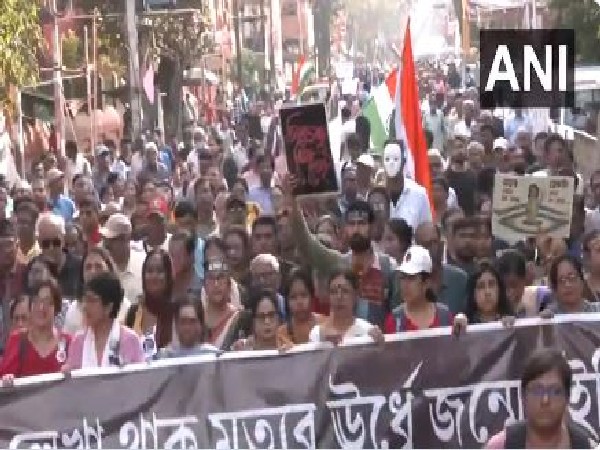 Doctors along with Citizen Forum take out a silent rally in Kolkata. (Photo/ANI) 