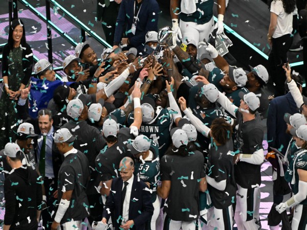 Philadelphia Eagles with the trophy. (Photo- NFL/@NFL)