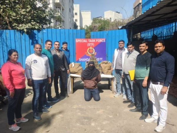 Seized electronic cigarettes displayed by Delhi Police after a smuggling bust near Dilshad Garden Metro Station.(Photo/@DelhiPolice)