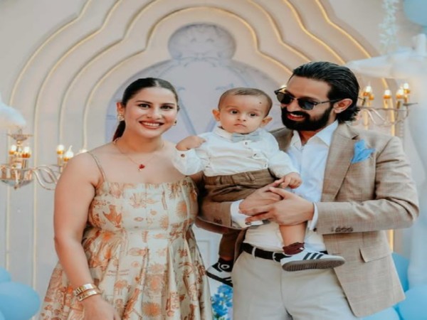 Vikrant Massey, Sheetal Thakur with son (Photo/instagram/@vikrantmassey)