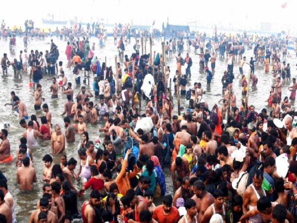 Devotees take dip at Triveni Sangam on eve of 'Maghi Purnima' (Photo/ANI)