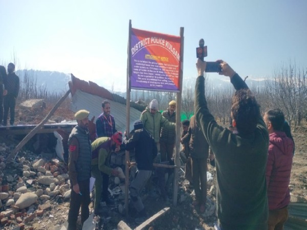 Police seize property in Kulgam (Photo/ANI)