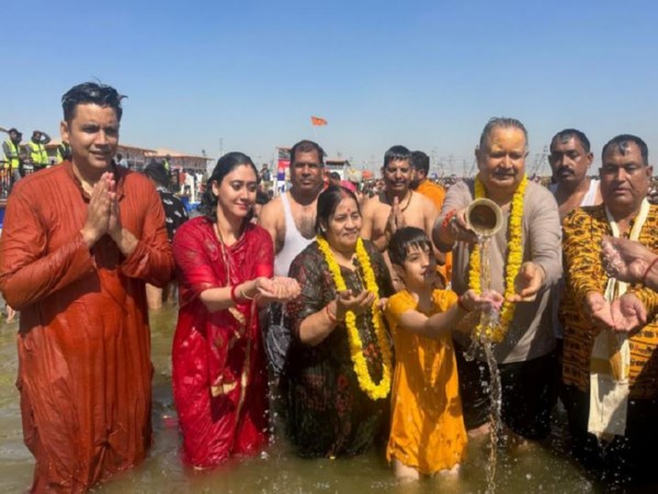Chhattisgarh Legislative Assembly Speaker Raman Singh along with his family (Photo/X:@drramansingh) 