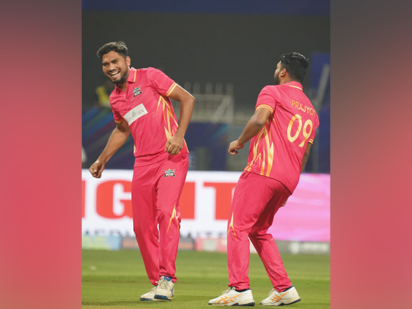 Players celebrating wicket. (Picture: ISPL)