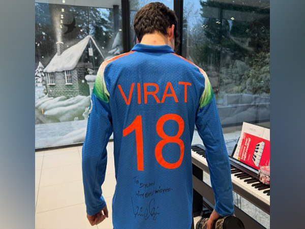 Pietersen's son wearing Virat's signed jersey. (Photo- Kevin Pietersen Instagram)