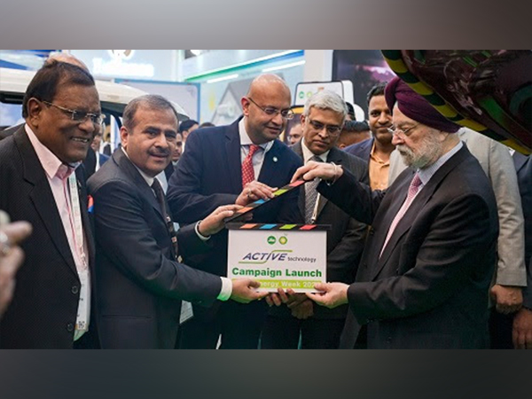 R to L : Minister of Petroleum & Natural Gas Hardeep Singh Puri, Secretary MoPNG Pankaj Jain and Jio-bp Leadership