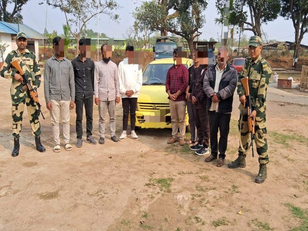 BSF Jawans with the nabbed Bangladeshi and Indian nationals (Photo/BSF Meghalaya)