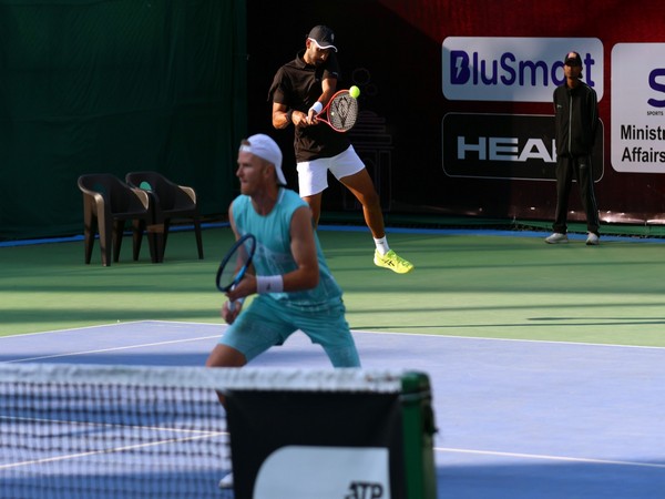 Niki Poonacha and Courtney John Lock in action. (Photo- DLTA)