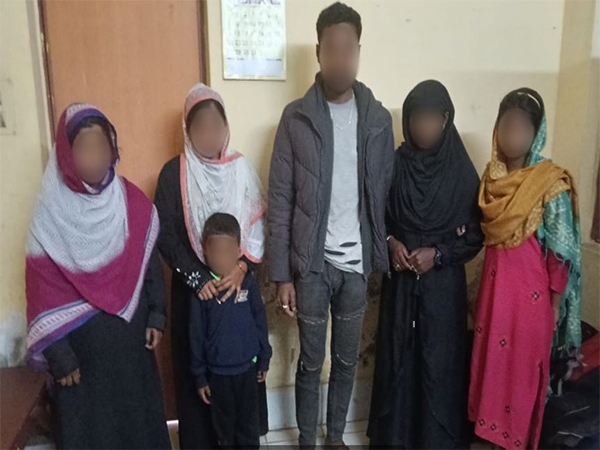 BSF nabs five Bangladeshi nationals and an alleged Indian tout at Teliamura Railway Station.(Photo/ BSF Tripura) 