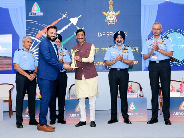 Founder & CEO of Ayaan Autonomous Systems, Atul Chaudhari, receives the award from Sanjay Seth, RRM, in presence of IAF dignitaries