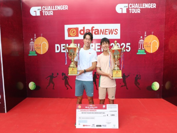 Masamichi Imamura and Rio Noguchi with the trophy. (Photo- DLTA)