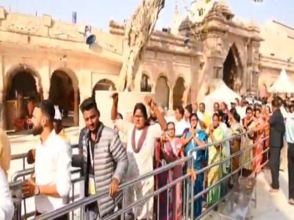 Guests at Kashi Tamil Sangamam 3.0 welcomed at Kashi Vishwanath in Varanasi (Photo/ANI)