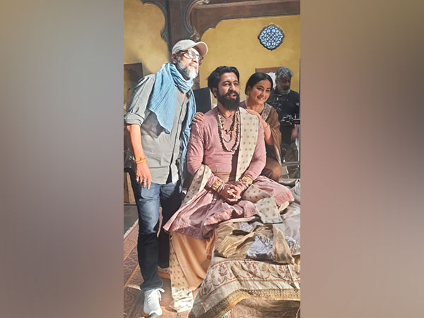 Laxman Utekar, Vicky Kaushal and Divya Dutta (Photo: Instagram/@divyadutta25)