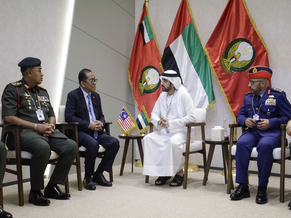 Hamdan bin Mohammed meets with Malaysia’s Defence Minister on sidelines of IDEX (Image/WAM)