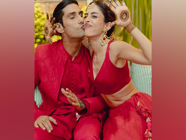 Prateik Babbar and Priya Banerjee from their Mehendi ceremony (Image source: Instagram/@priyabanerjee)