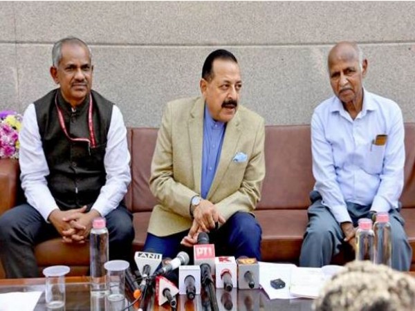 Union Minister Dr. Jitendra Singh speaking after inaugurating India’s first “Open Air Art Museum” at Mausam Bhawan, New Delhi (Photo/PIB) 
