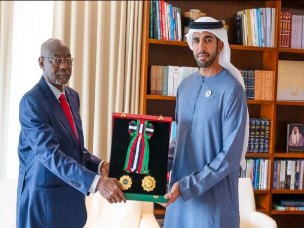 UAE President confers First Class Medal of Independence on Ambassador of Chad (Photo/WAM)