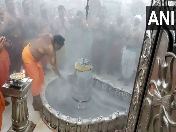 Bhasma Aarti is being performed at Mahakaleshwar Jyotirlinga Temple in Ujjain (Photo/ANI)