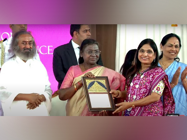 Dr. (Mrs.) Bhagyashree Patil received the prestigious Vishalakshi Award 2025 at The International Women’s Conference 2025 from President of India, Smt. Droupadi Murmu