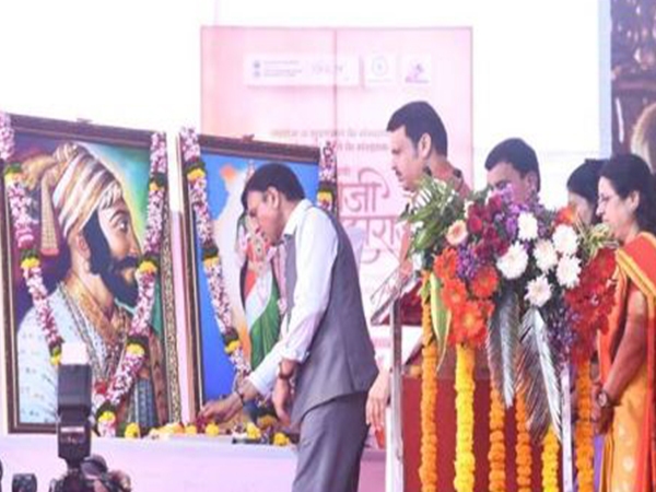 Union Minister Mansukh Mandaviya and Maharashtra Chief Minister Devendra Fadnavis (Photo/ANI)