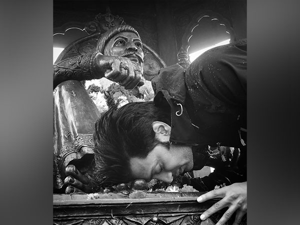 Riteish Deshmukh with statue of Chhatrapati Shivaji Maharaj (Image source: Instagram/@riteishd)