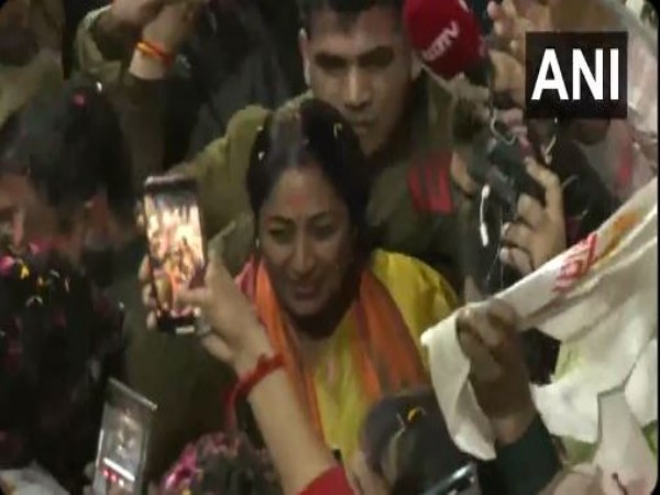 Delhi CM-designate Rekha Gupta welcomed by supporters in Shalimar Bagh (Photo/ANI)
