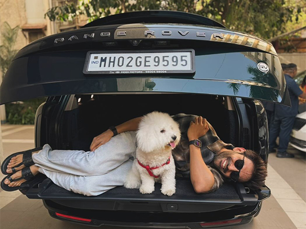 Kartik Aaryan with his pet Katori (Image source: Instagram/@kartikaaryan)