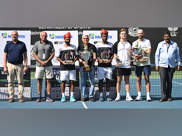 Presentation ceremony (Photo: MSLTA)