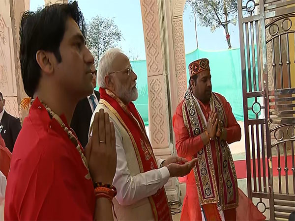 Prime Minister Narendra Modi prays at Bhageshwar Dham temple (Photo/ANI)