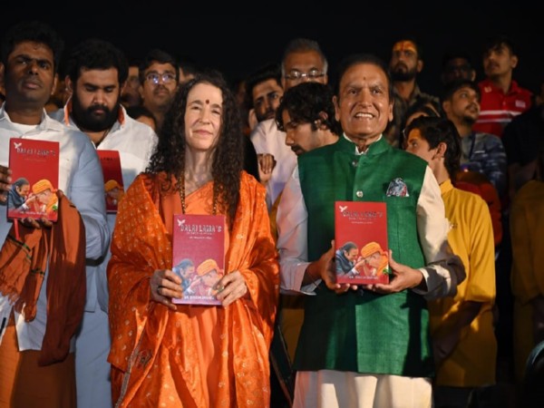 Sadhvi Bhagawati Saraswati Launches Dr. Dinesh Shahra's Book ‘Dalai Lama's Secret to Happiness’ at Mahakumbh