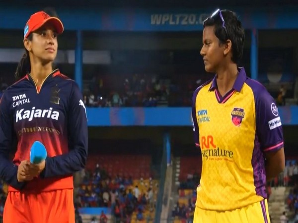 RCB captain Smriti Mandhana and UP Warriorz captain Deepti Sharma during the time of the toss (Photo: @wplt20/X) 