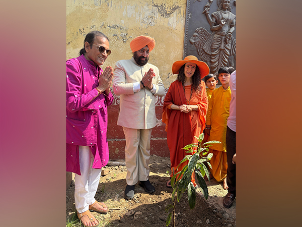 Dr. Dinesh Shahra Celebrates ‘Green Gold’ Initiative of Tree Plantation in the Presence of Pujya Chidanand Saraswati & Sadhvi Bhagwati Saraswati at Mahakumbh