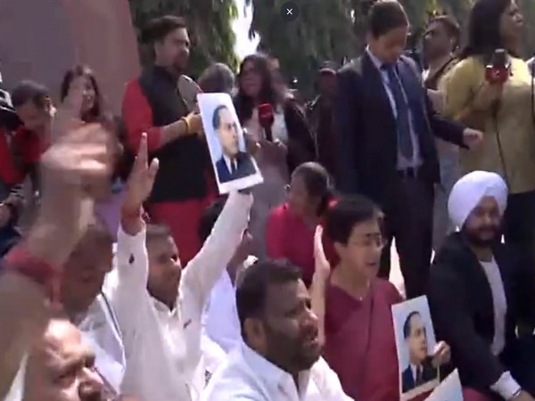 AAP MLAs protest at Delhi Assembly (Photo/ANI)