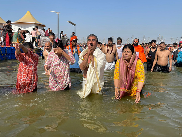 Himachal CM Sukhvinder Singh Sukhu takes holy dip at 'Triveni Sangam'. (Photo/CM office)