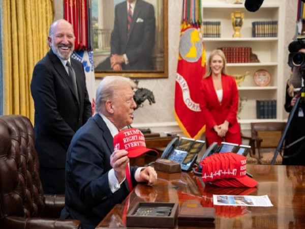  US President Donald Trump distributes caps in Oval Office (Image: X@POTUS)