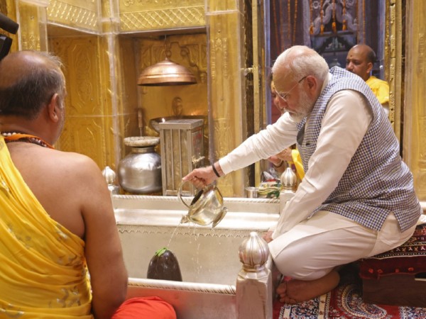 PM Narendra Modi offering prayer at Kashi Vishwanath Temple (FilePhoto/ANI)