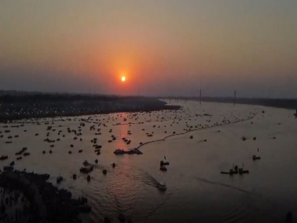 Devotees take last holy' snan' in Prayagraj on Maha Shivratri (Photo/ANI)