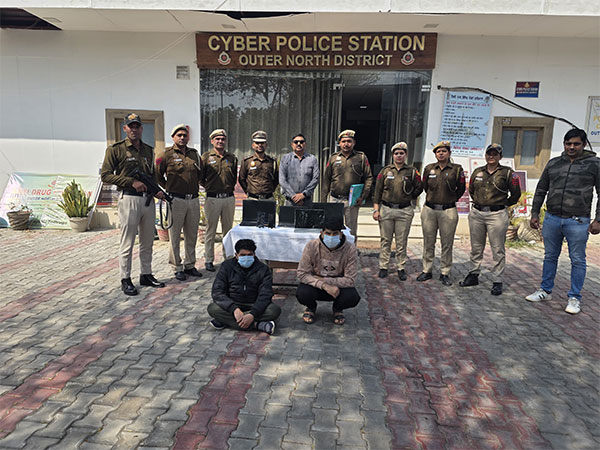 The accused arrested with the personnel of Delhi police (Photo/ANI)