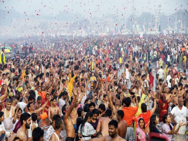 Devotees take last holy' snan' in Prayagraj on Maha Shivratri (Photo/ANI)
