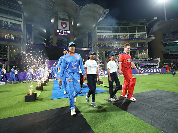 Sachin Tendulkar and Eoin Morgan with their respective teams (Photo: IML)